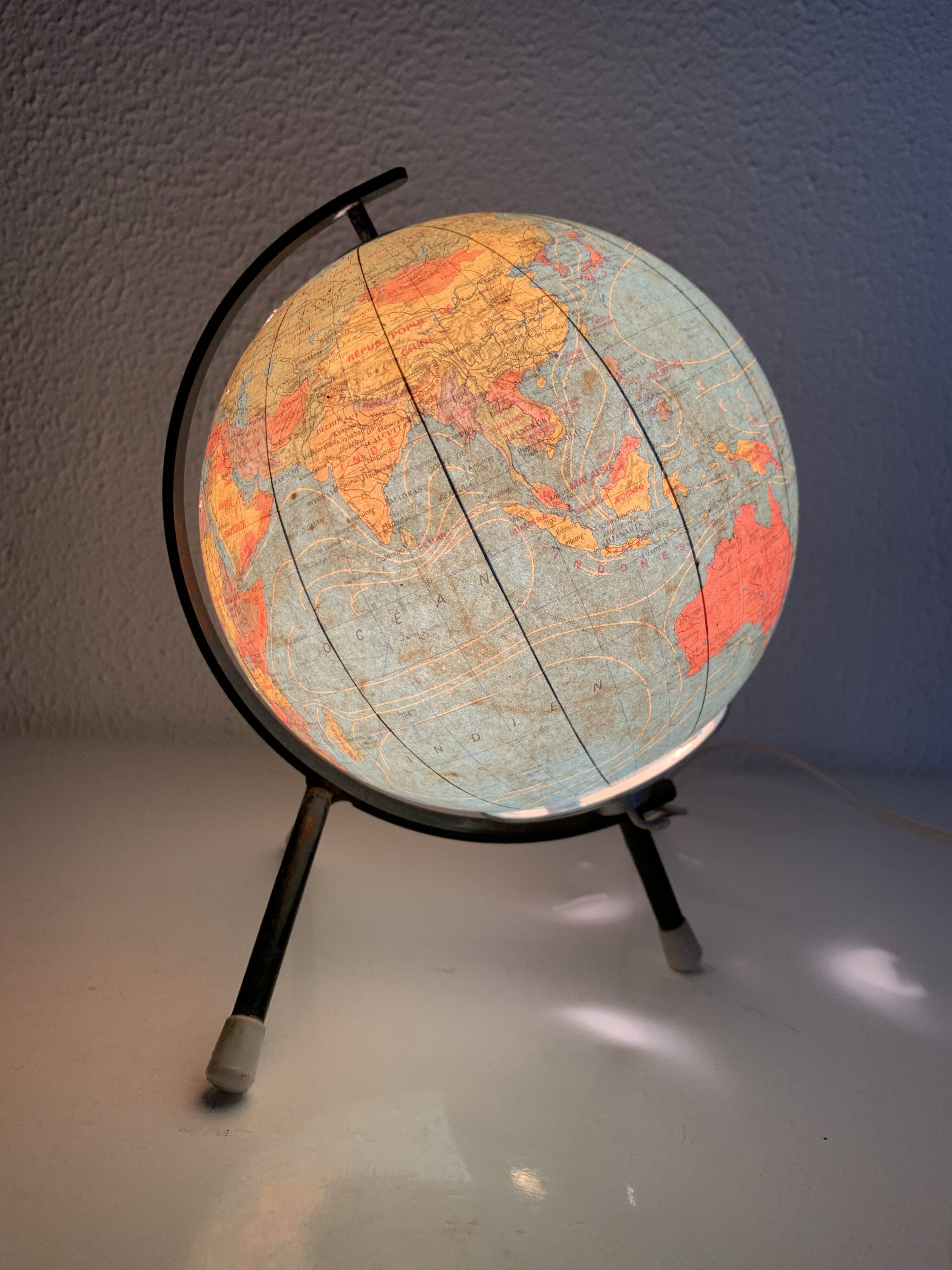 Vintage 1972 globe, terrestrial world map, glass, tripod - 22 cm