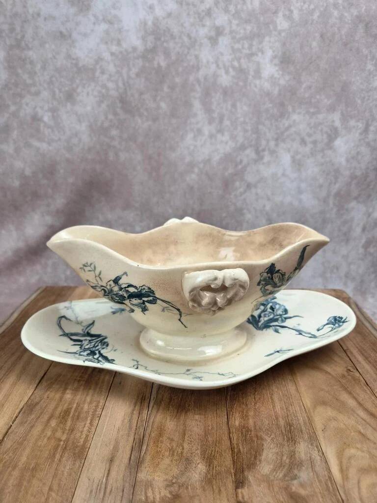 Saucière ancienne Gien Iris en terre de fer, fin XIXe siècle