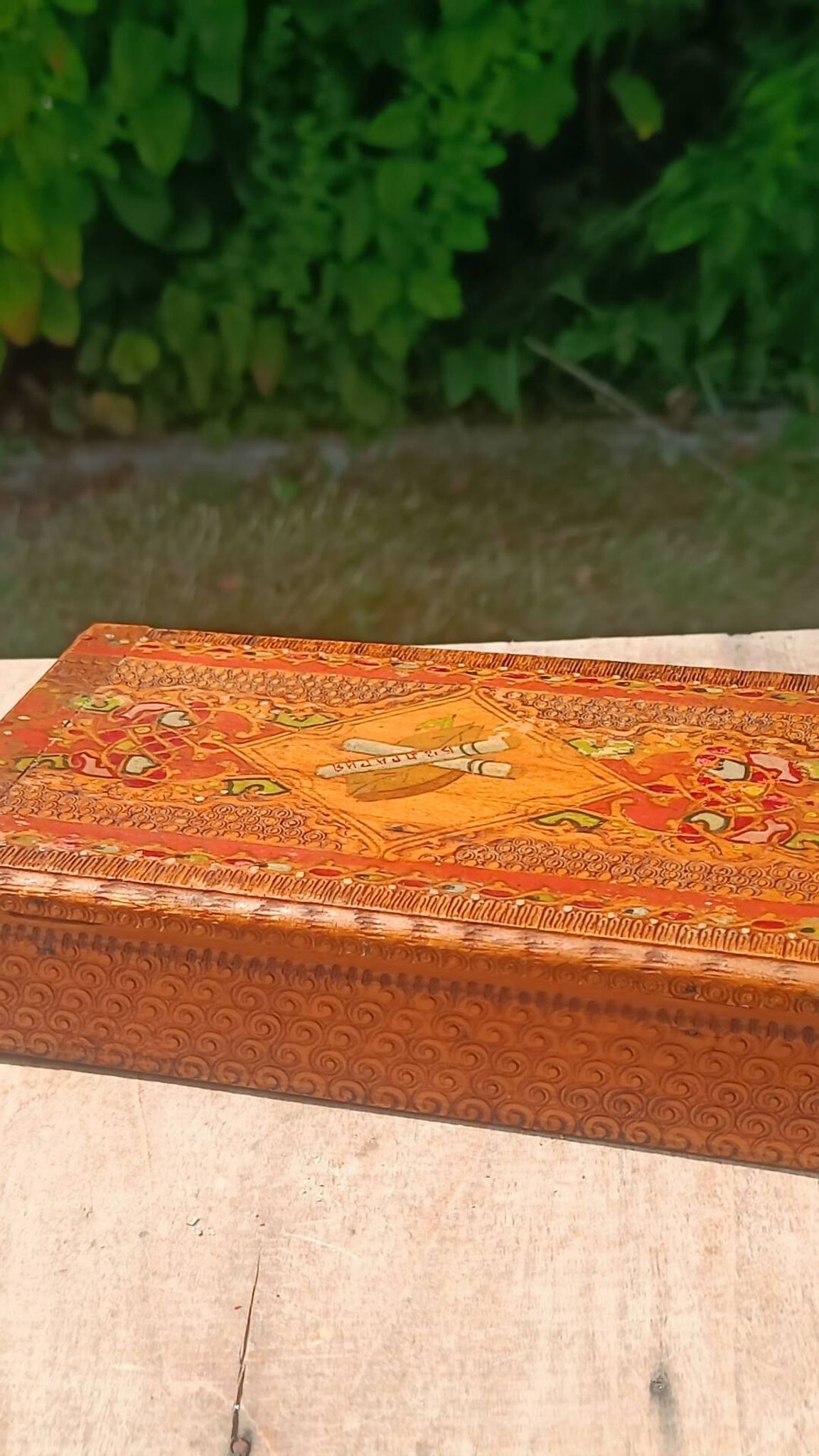 Boîte à cigarettes bulgare en bois pyrogravé et peint à la main