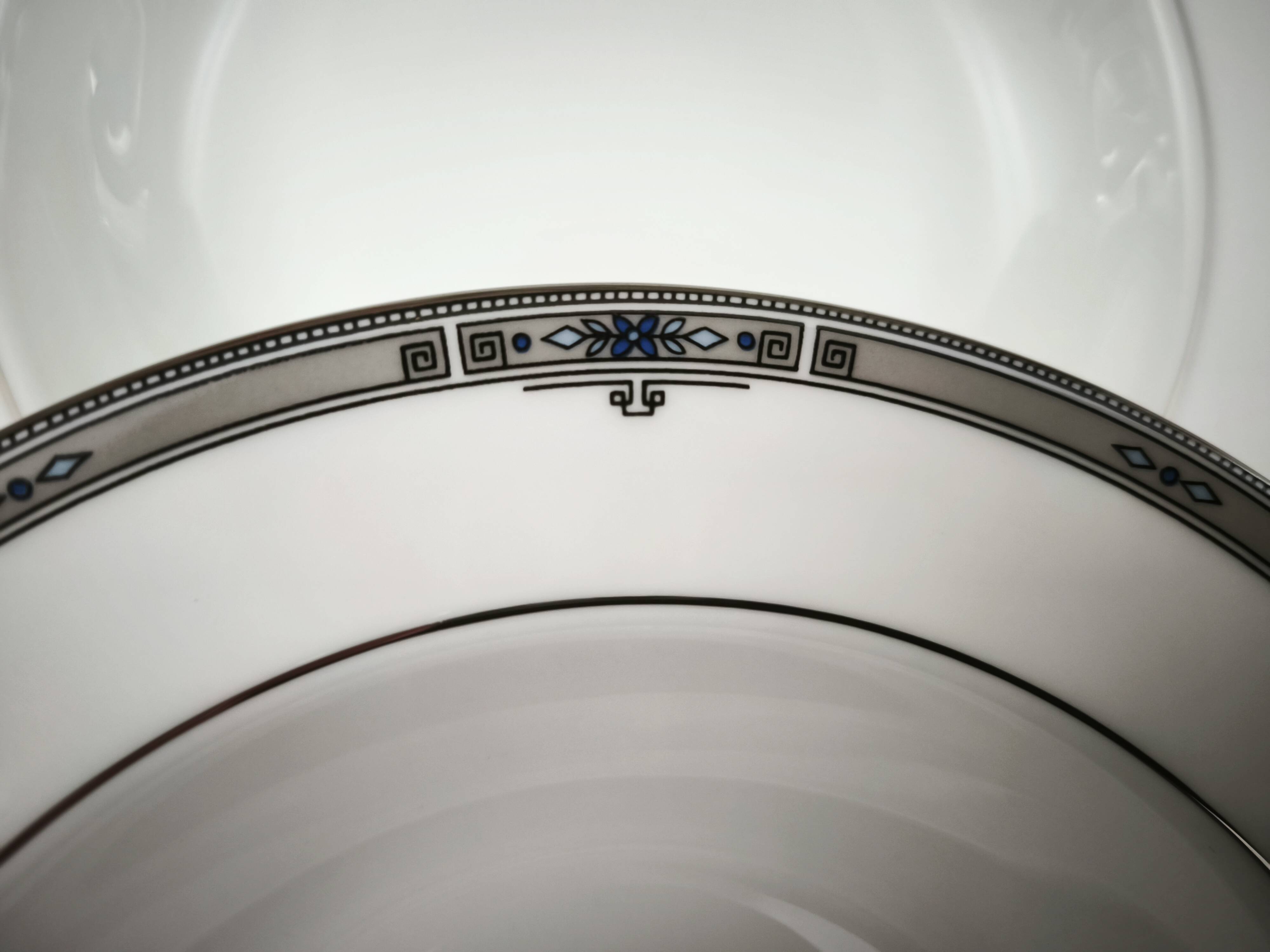 Set of 12 deep plates in English porcelain Wedgwood model Amherst.