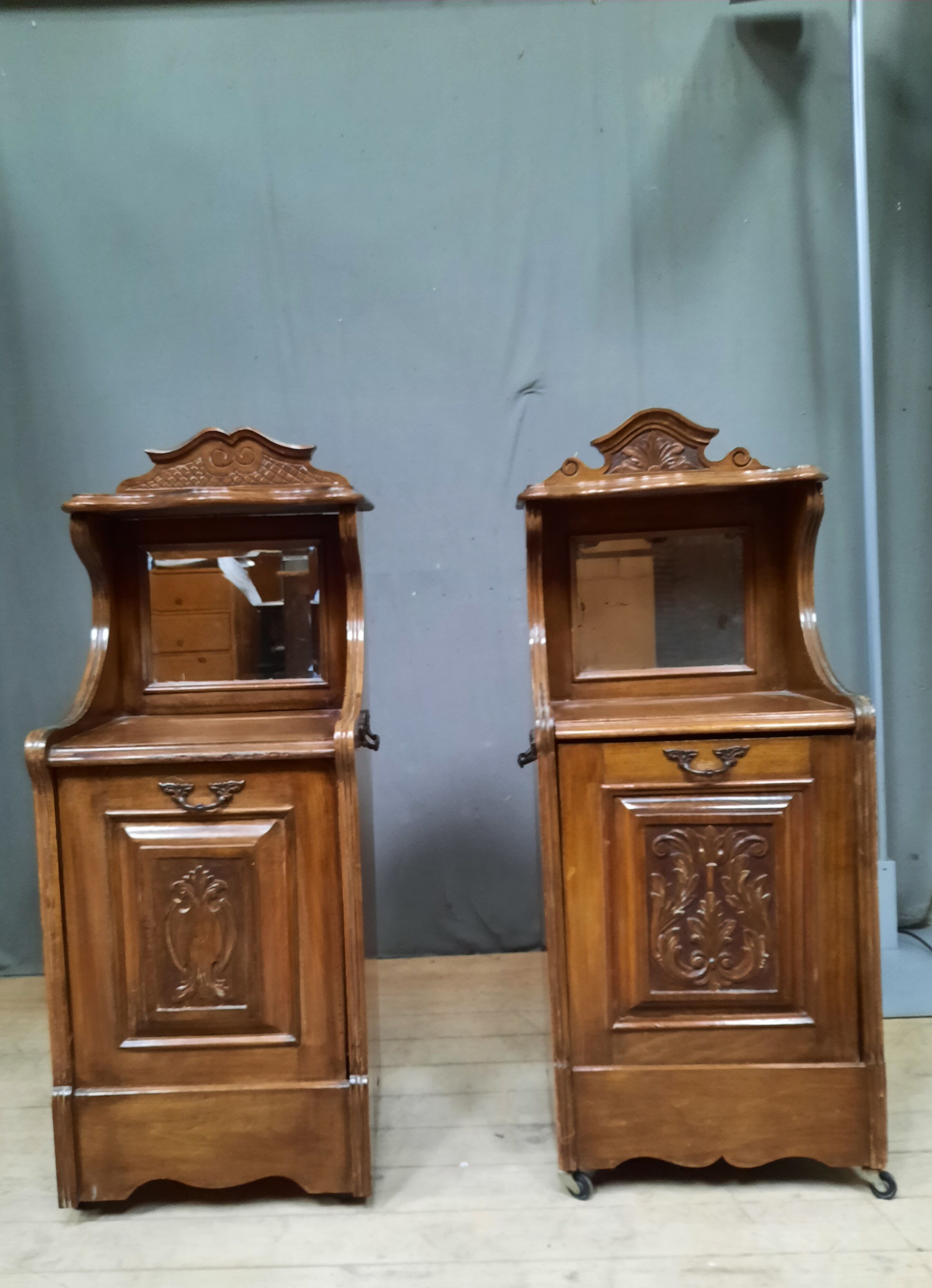 2 meubles à charbon formant chevet