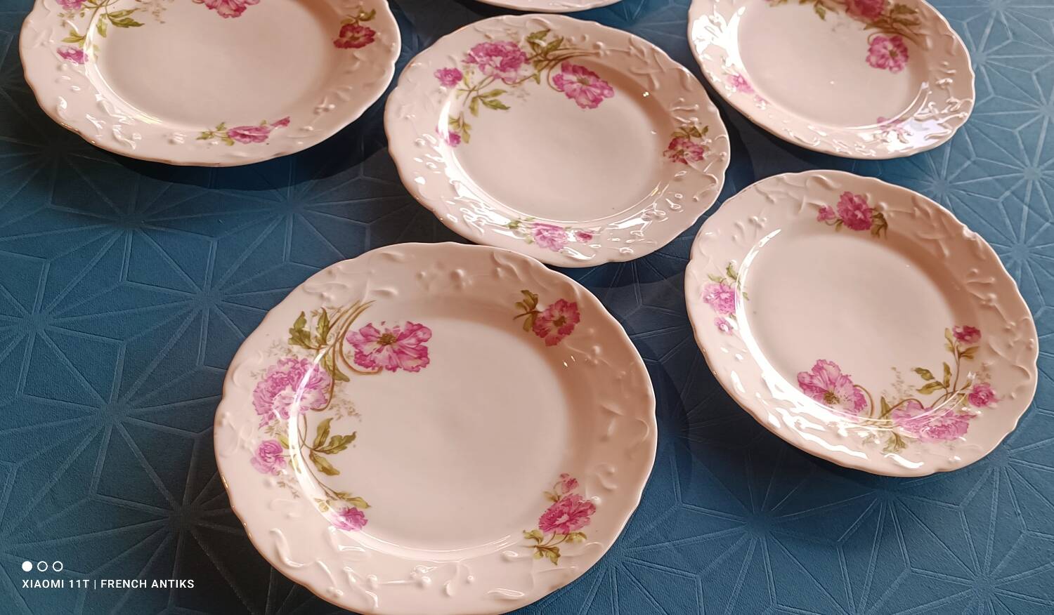 6 assiettes à dessert en faïence ouvragée , 1960's, travail français .