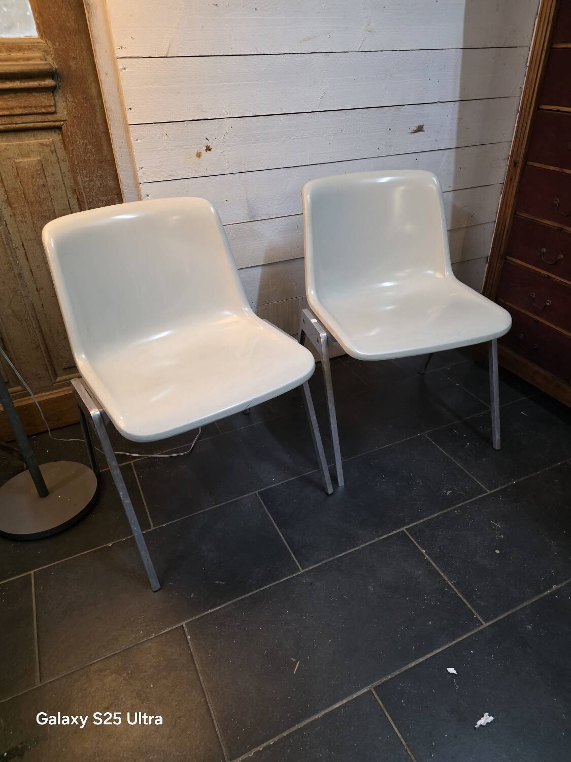 Pair of vintage Wilkhahn chairs, fibreglass shell, aluminium, 1970.