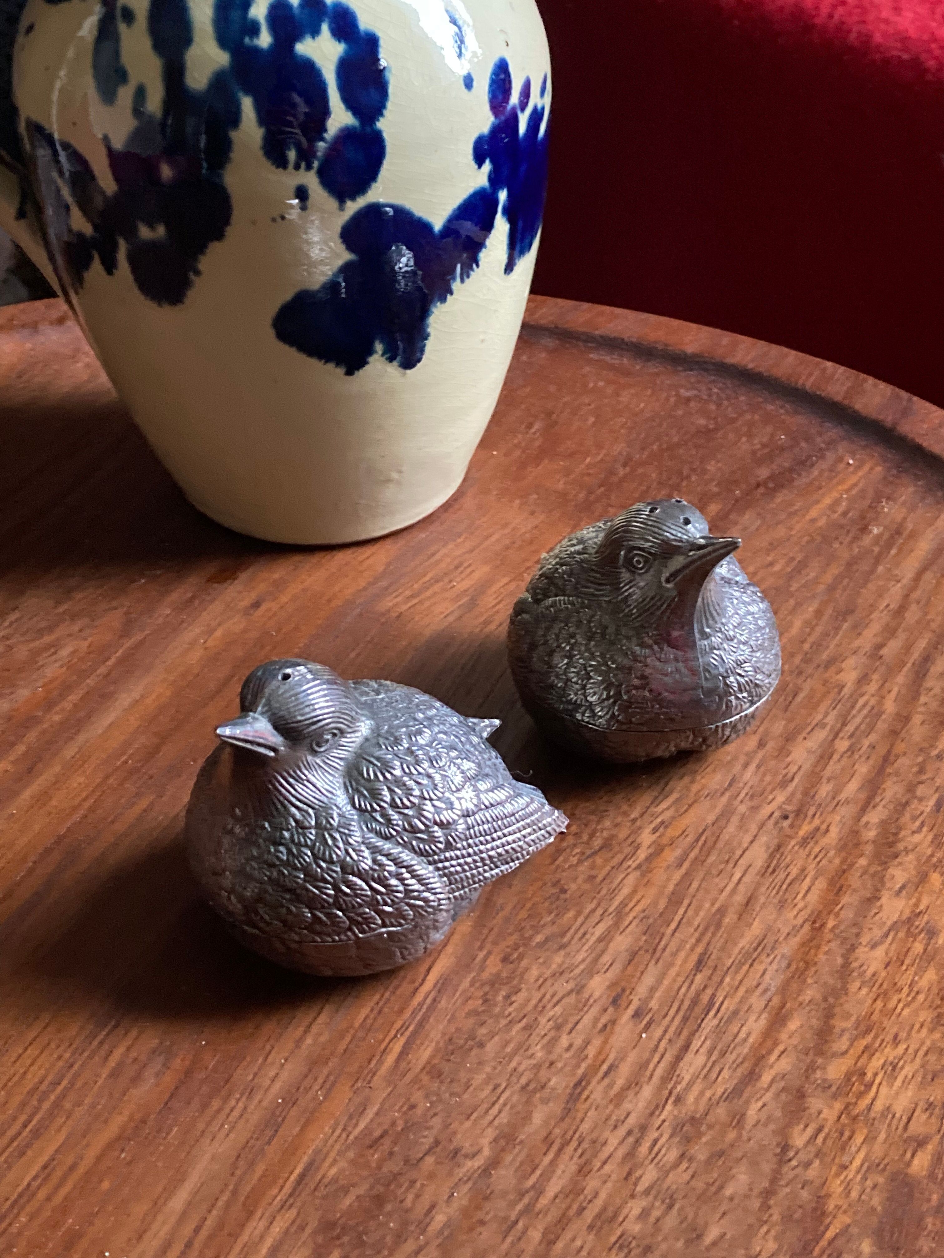 Duo of salt shaker and pepper in the shape of a bird in silver metal and its basket
