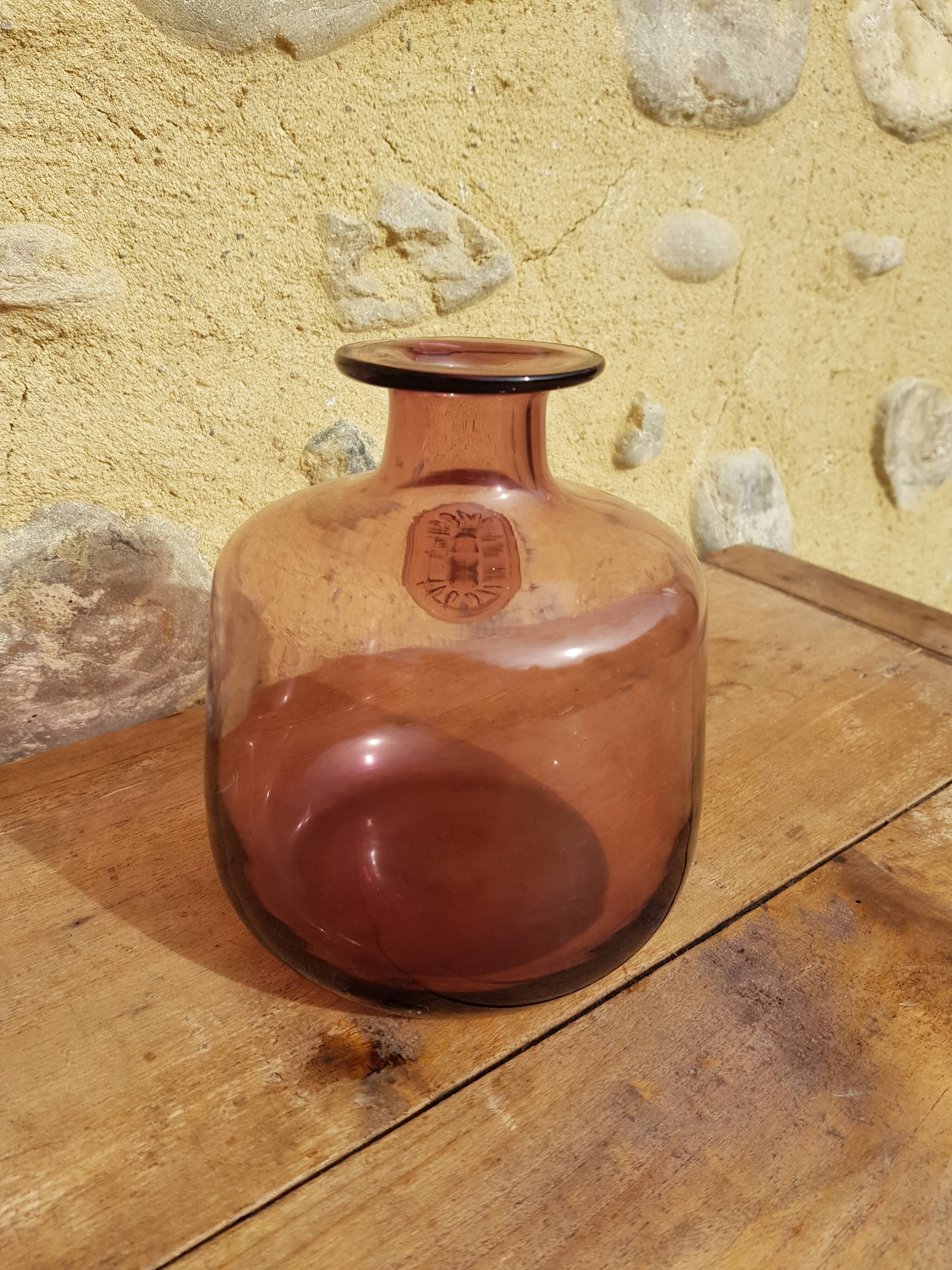 Vase en verre transparent violet