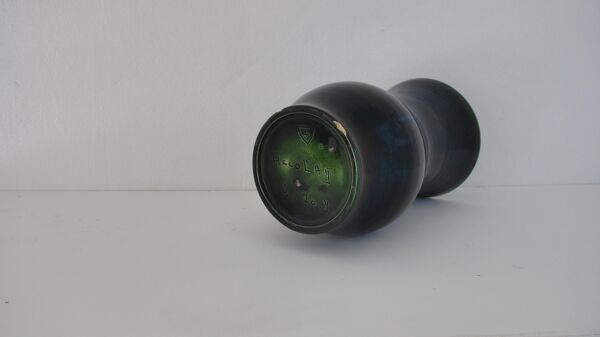 Vase en faïence émaillée vert et poudre d'or, signé Accolay, 1950-1970