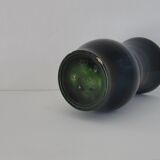 Vase en faïence émaillée vert et poudre d'or, signé Accolay, 1950-1970