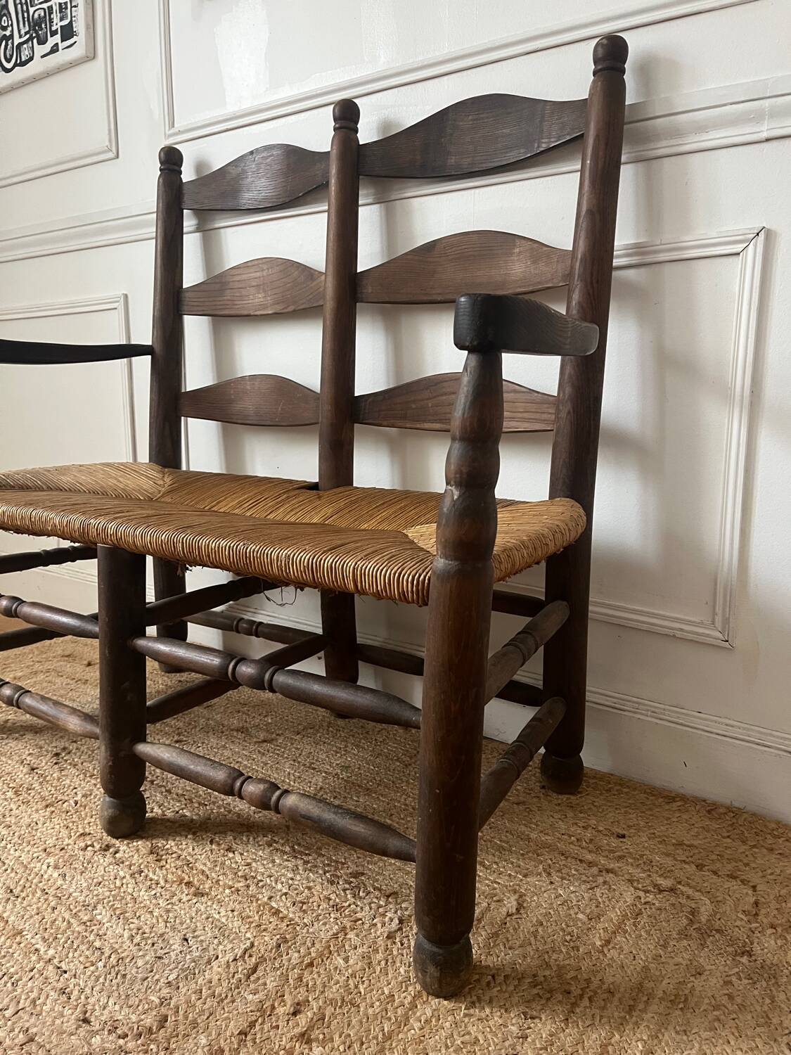 Wood and straw banquette