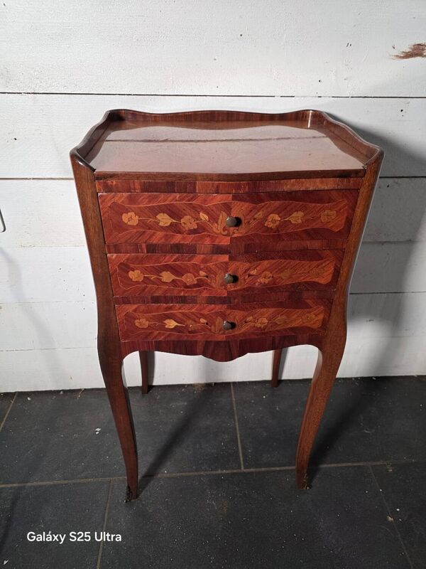 Table de chevet style Louis XV en marqueterie  3 tiroirs