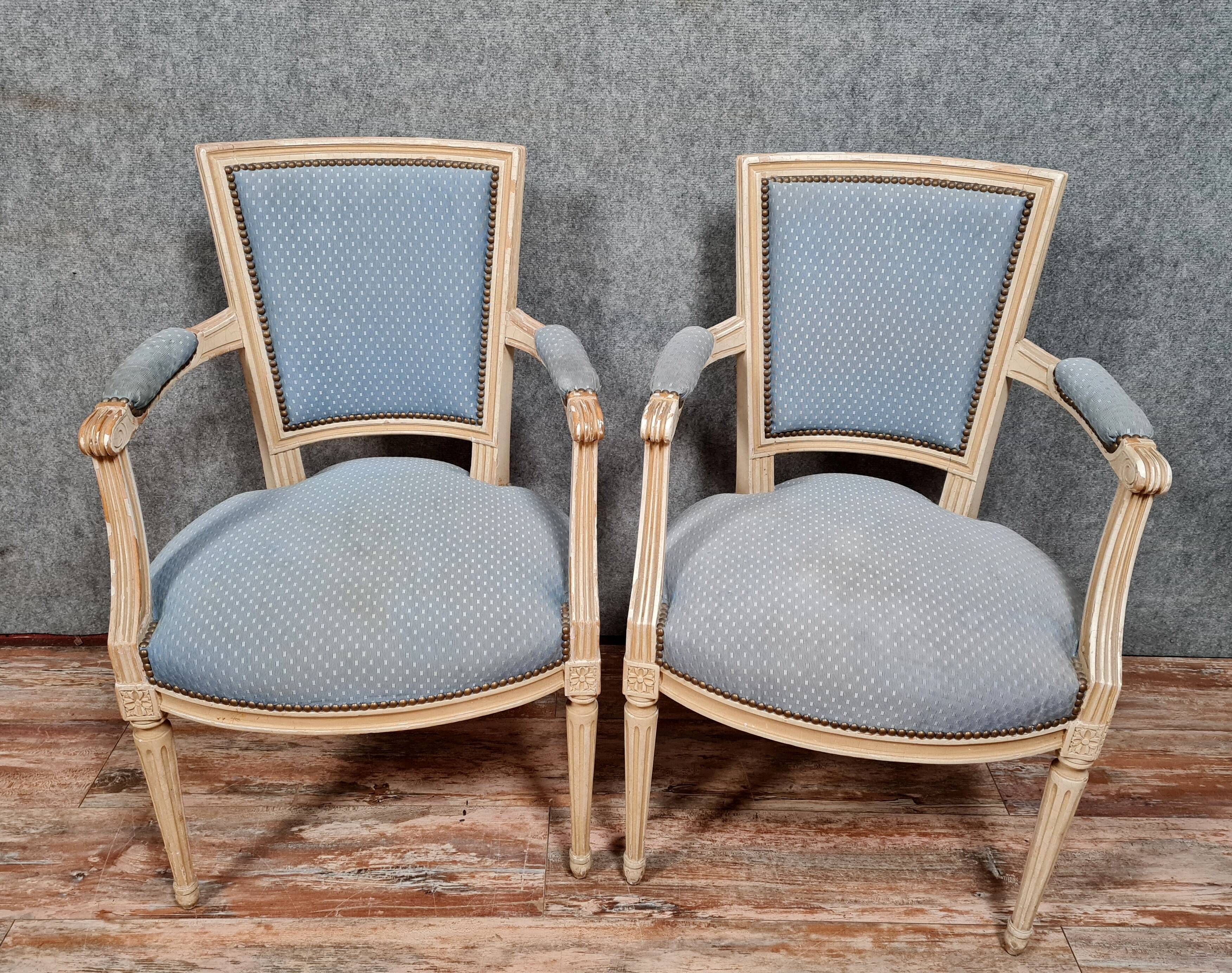 Paire de fauteuils Louis XVI en bois laqué vers 1900