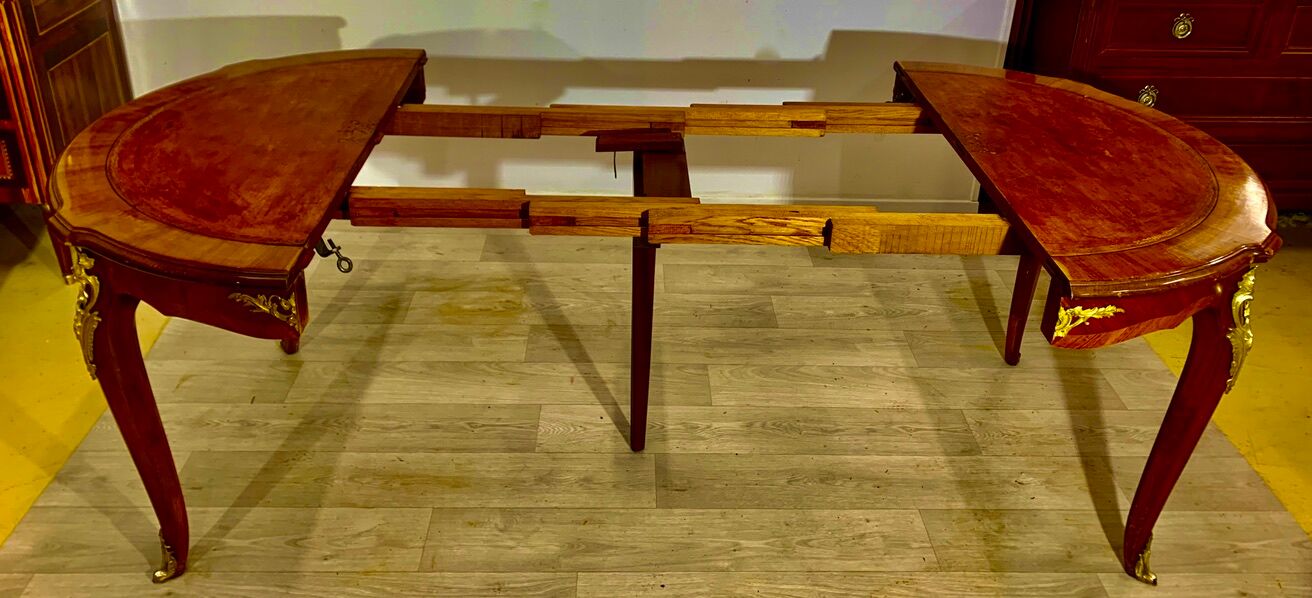 Round table style louis xv, marquetry of rosewood, possibility of extensions.