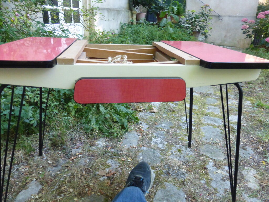 Formica eiffel foot table and its chairs