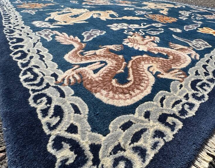 Chinese rug with dragon decoration. 230x165 cm