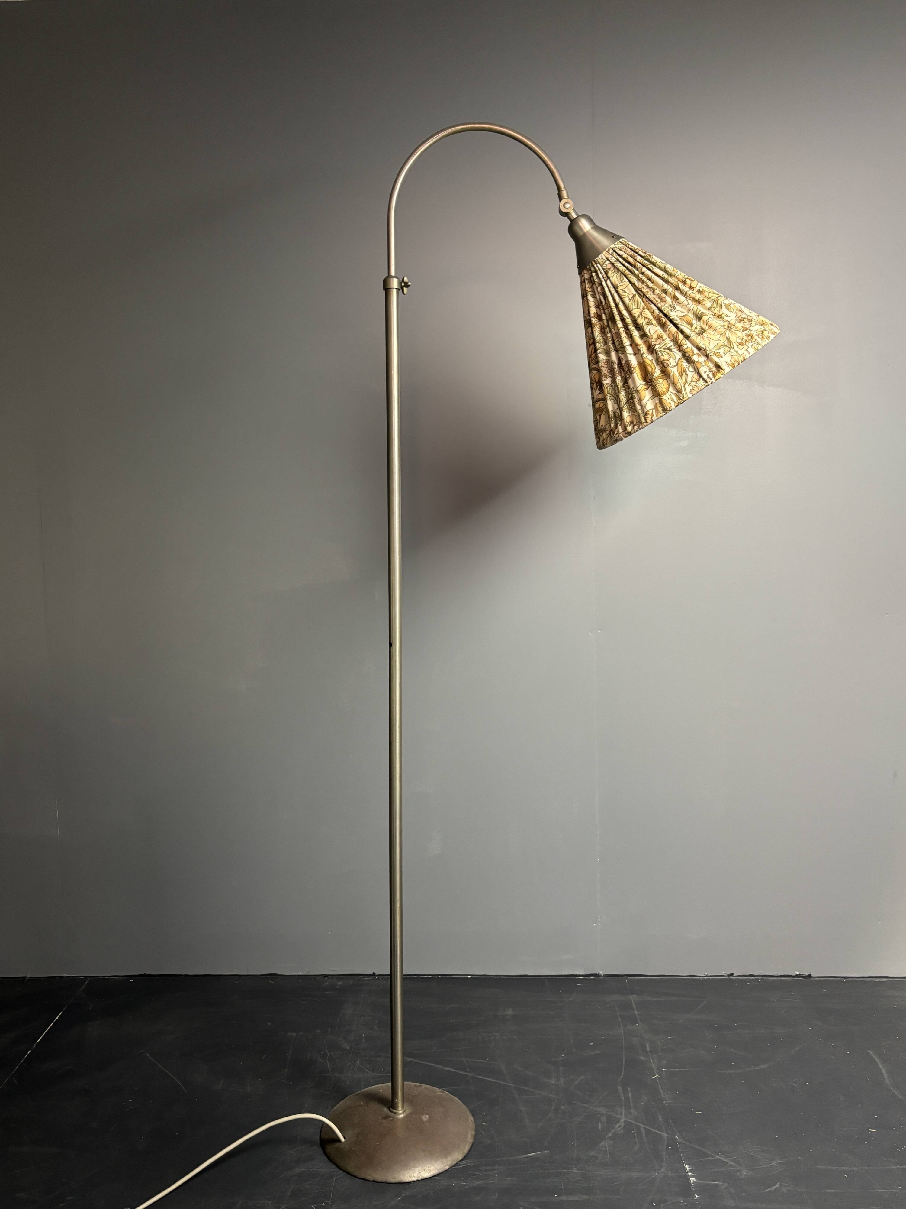 Dutch art deco modernist Bauhaus GISO 451 arc floor lamp W.H. Gispen, 1929