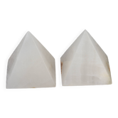 Pyramide en pierre décorative