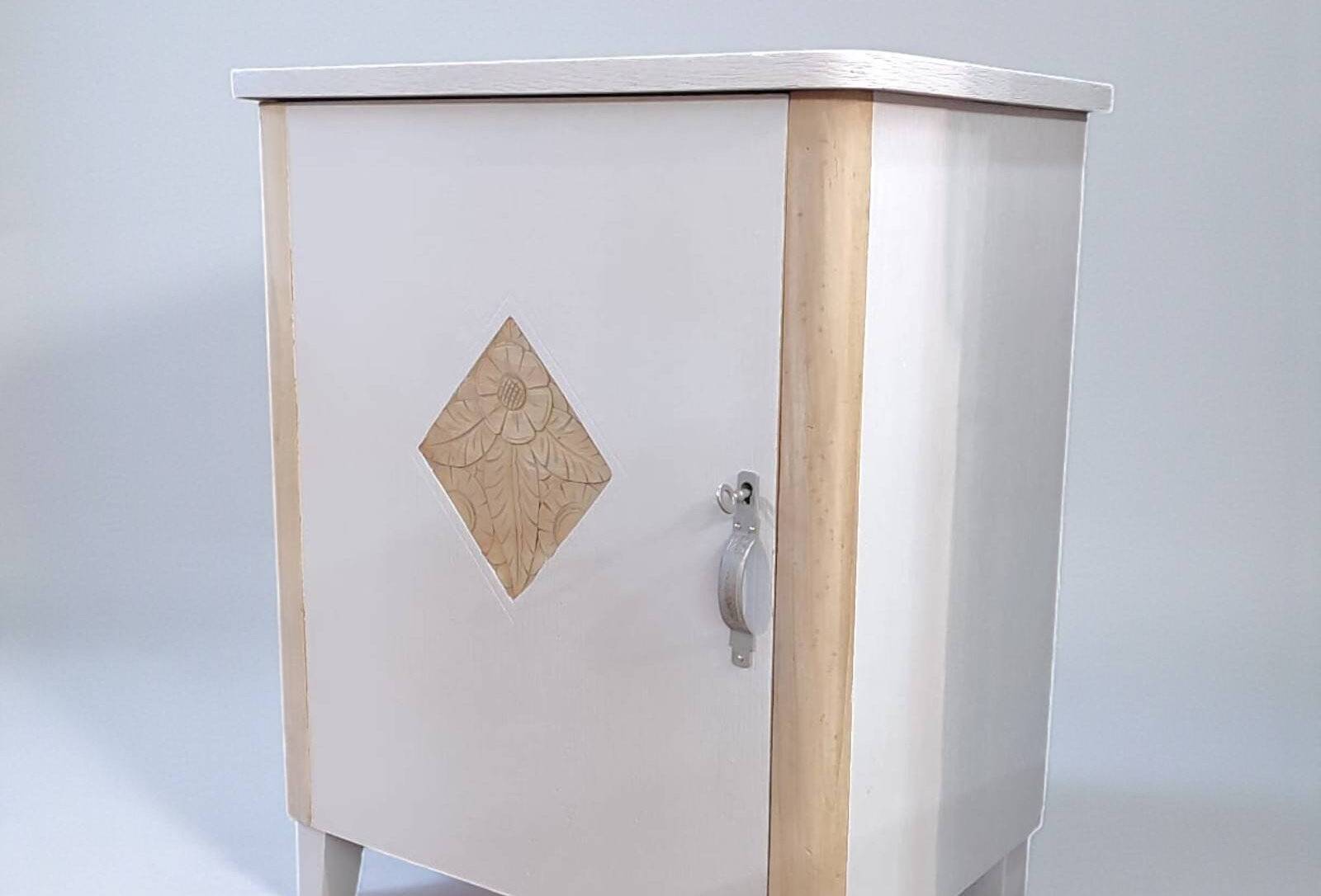 Petit meuble de rangement vintage – bois clair et rose poudré