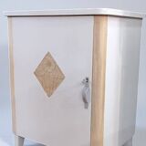 Petit meuble de rangement vintage – bois clair et rose poudré