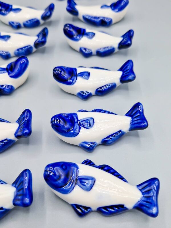 Lot de 11 porte couteaux poissons en porcelaine bleu blanc vintage