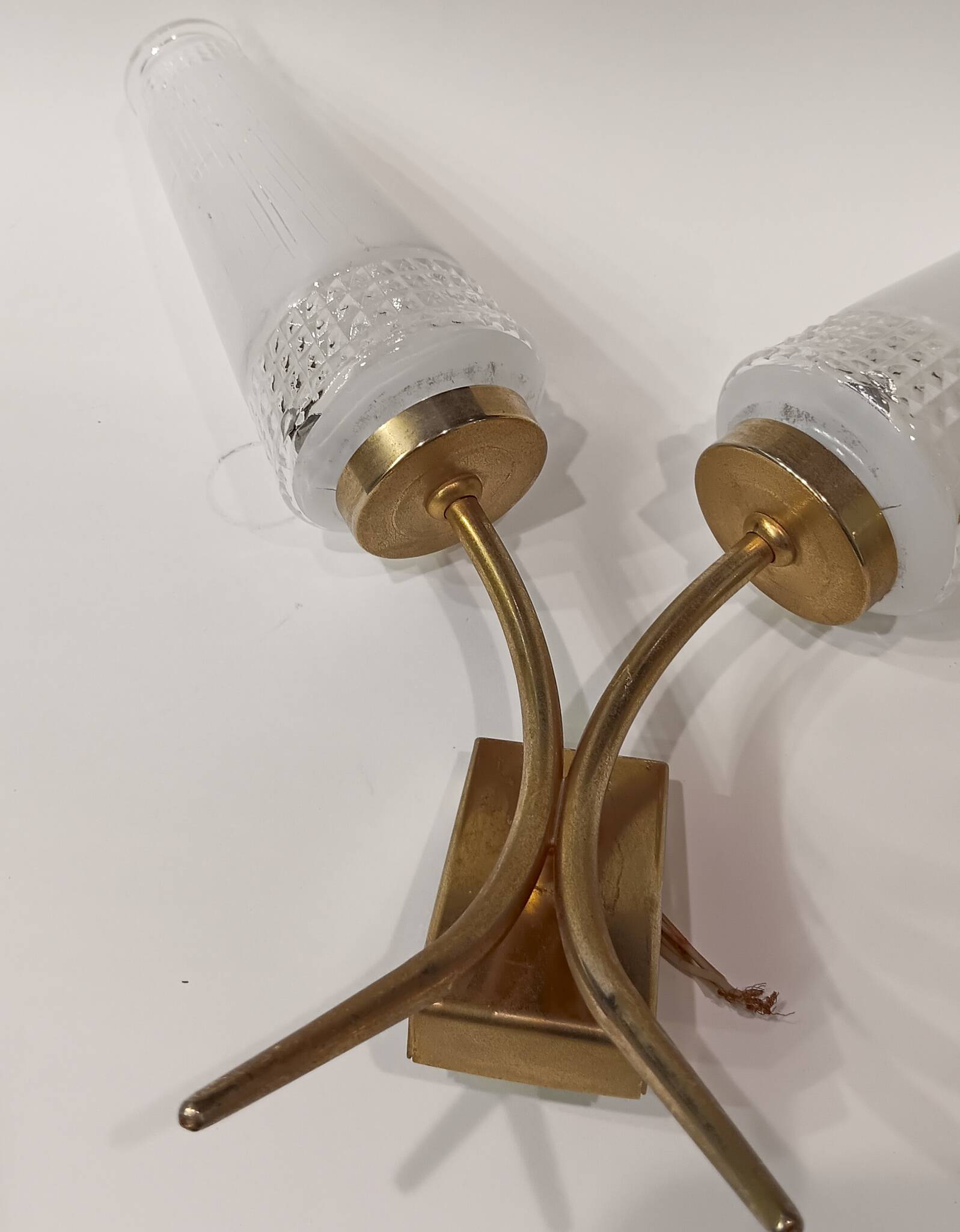 Wall lamp with 2 branches L 30 cm - H 30 cm - Size of embossed and white screen-printed glasses: H 15