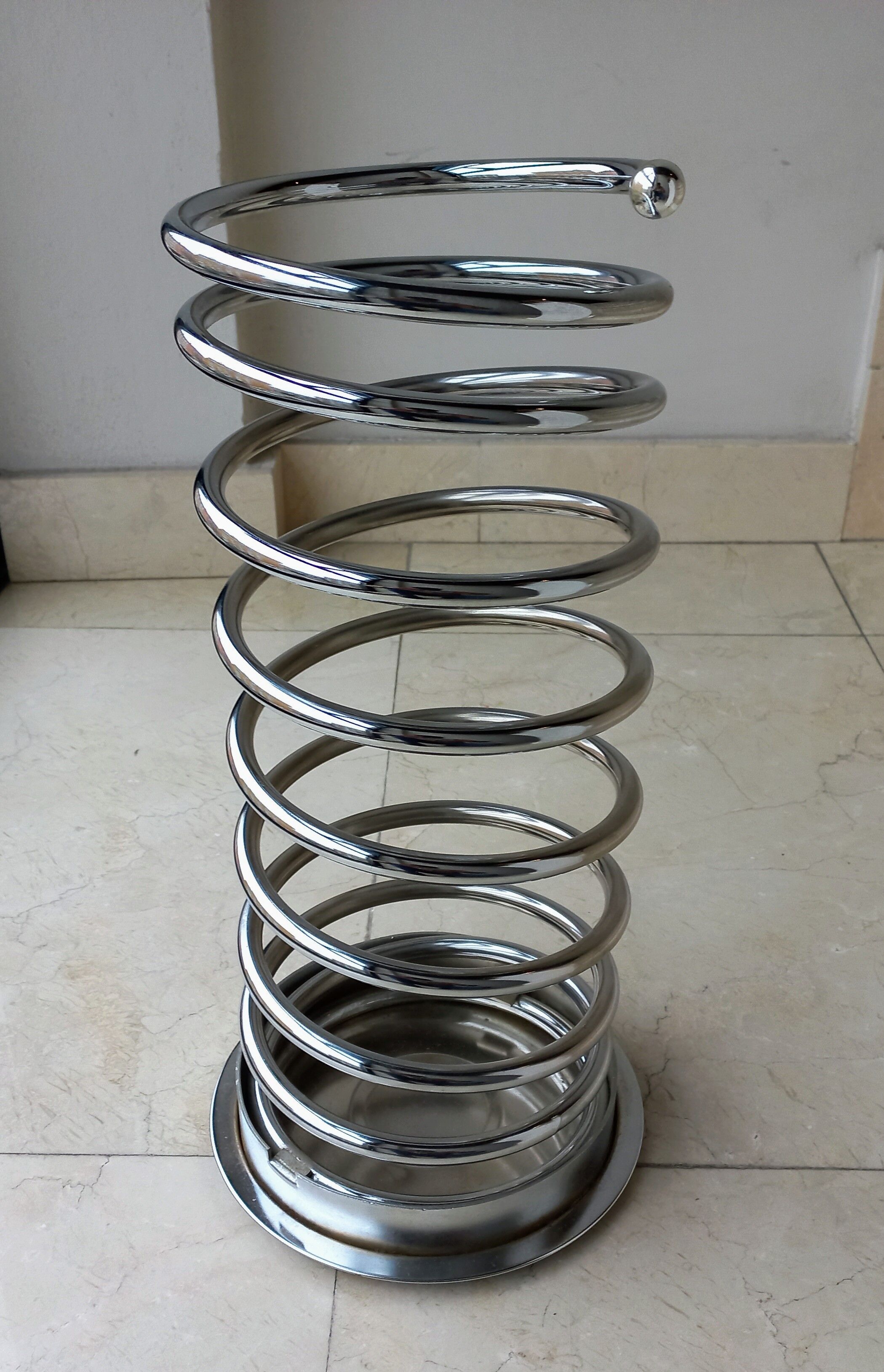 Spiral umbrella stand
