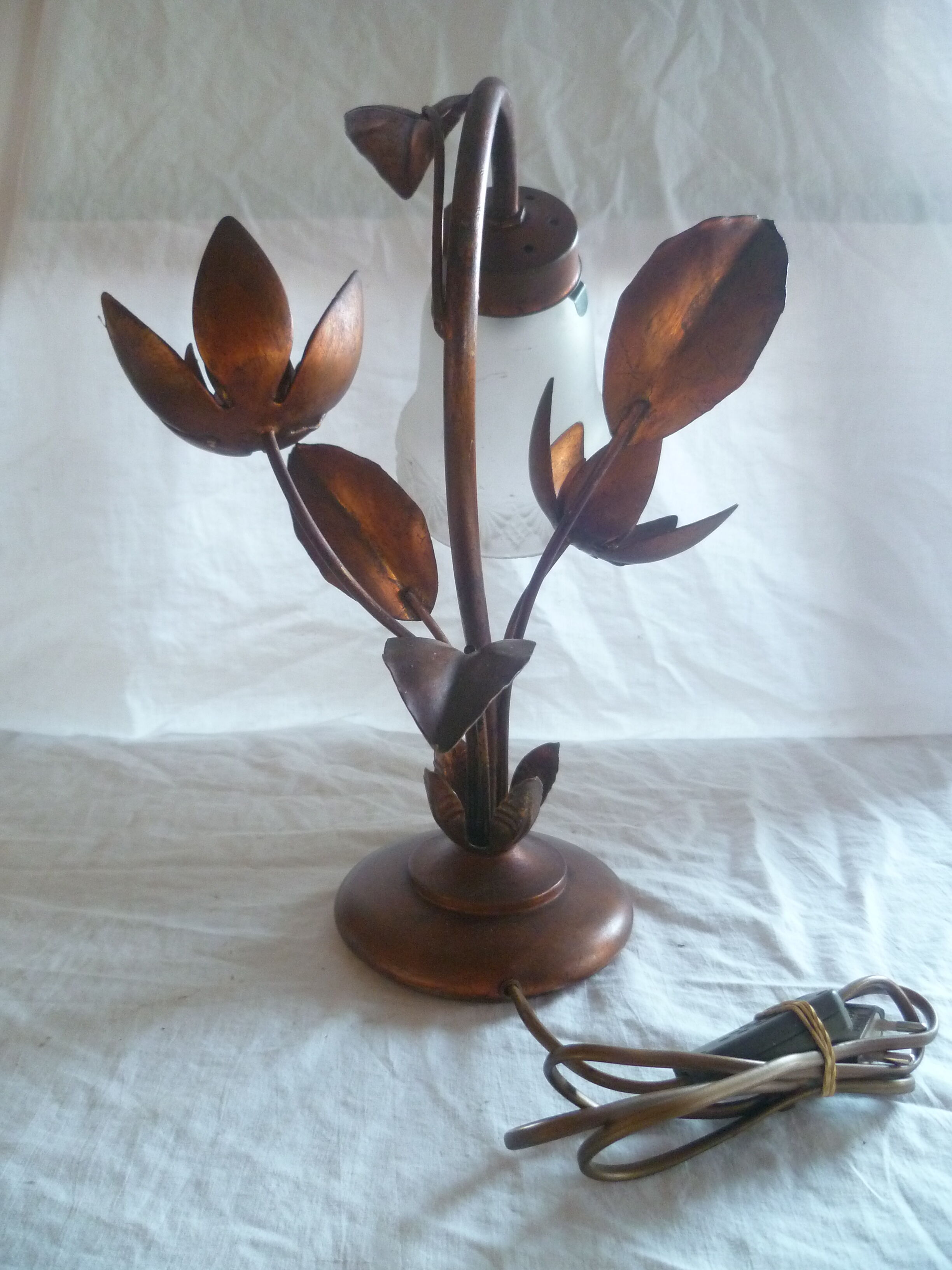 Bedside lamp / table in metal dore decor 2 flowers