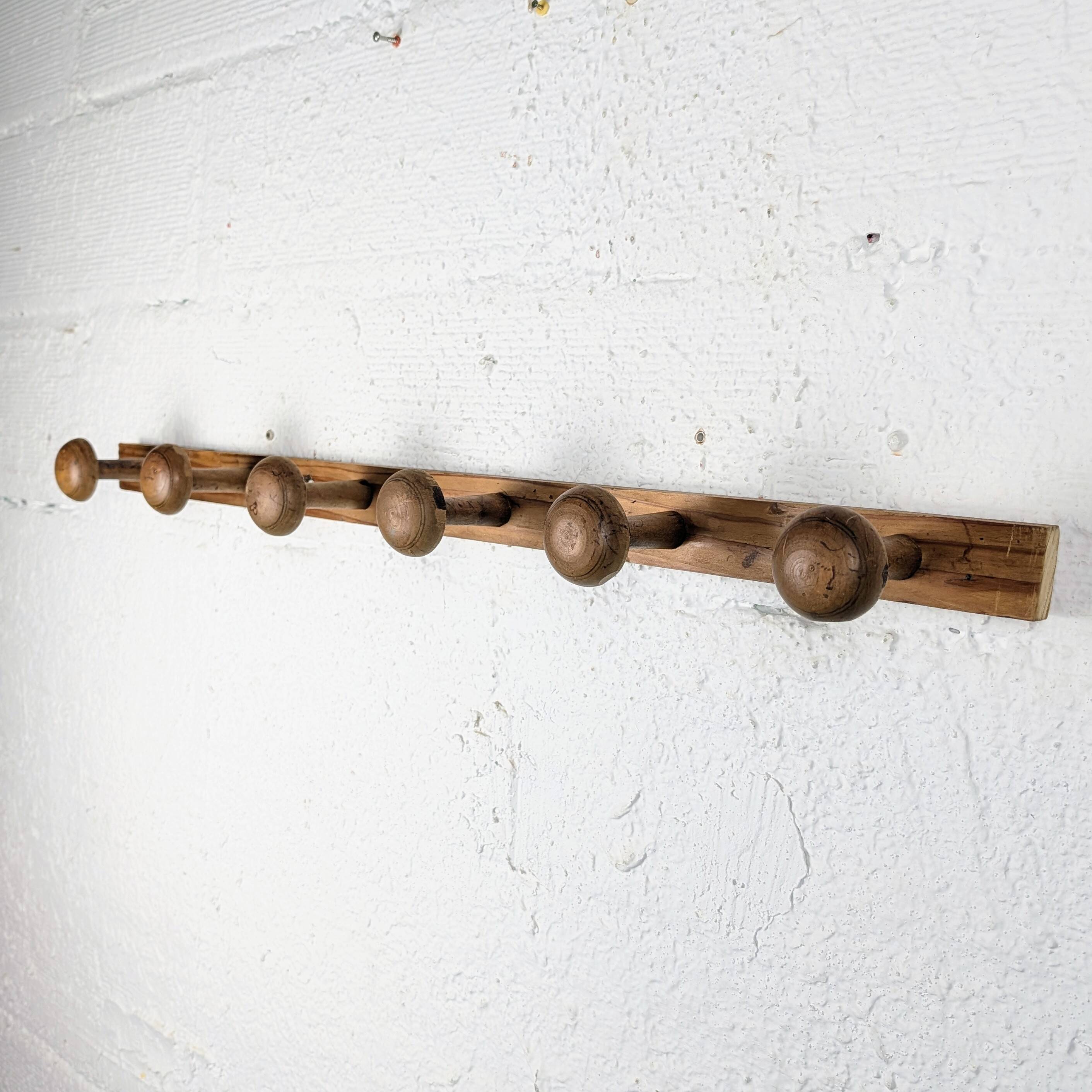Wall-mounted coat rack with 6 hooks