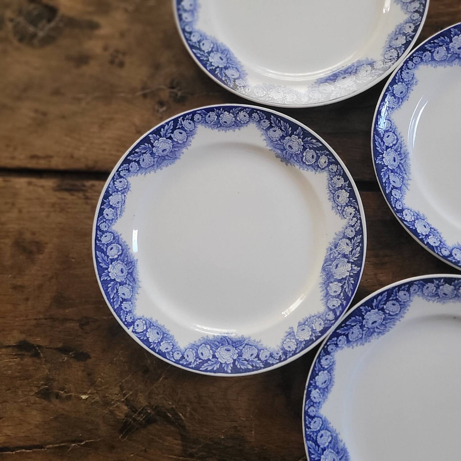 4 assiettes Boch Frères La Louvière – modèle Elvire – décor floral ble