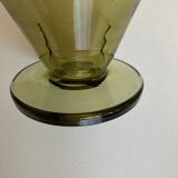 Vase en verre soufflé vert tilleul moderniste 1950