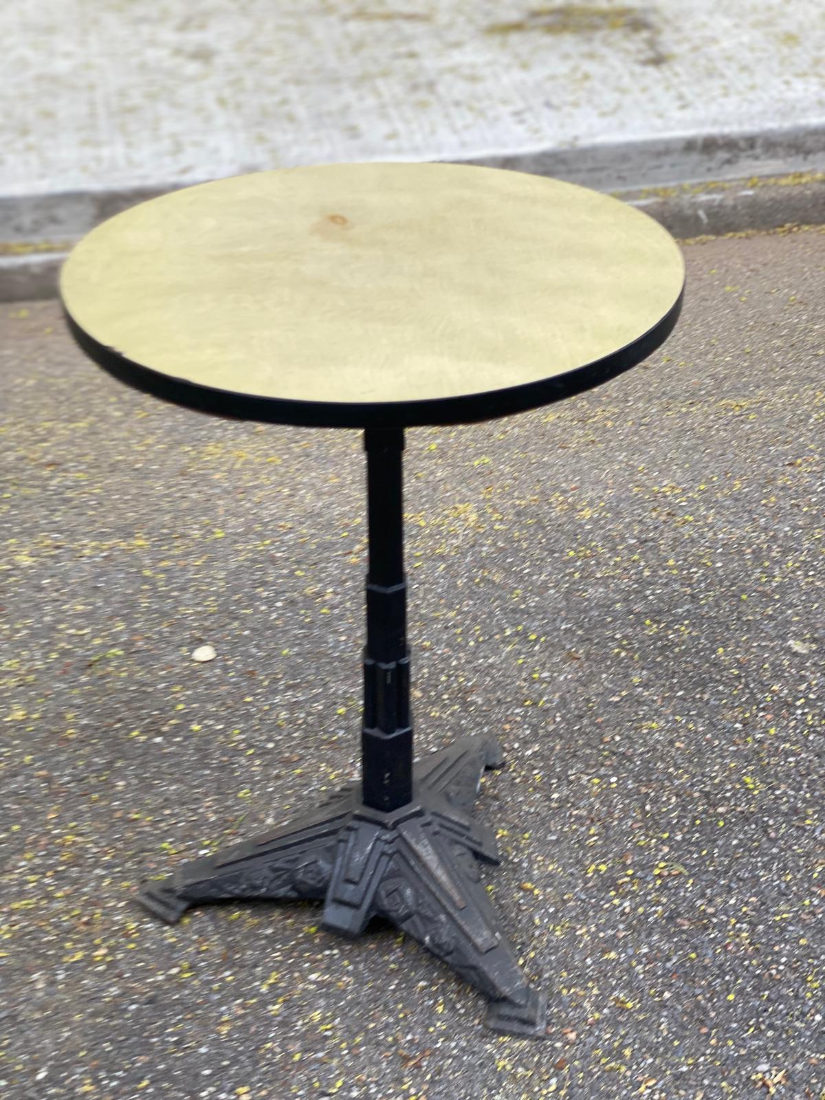 Round bistro table in cast iron and Bakelite, Louis Vuitton style, 1930s.
