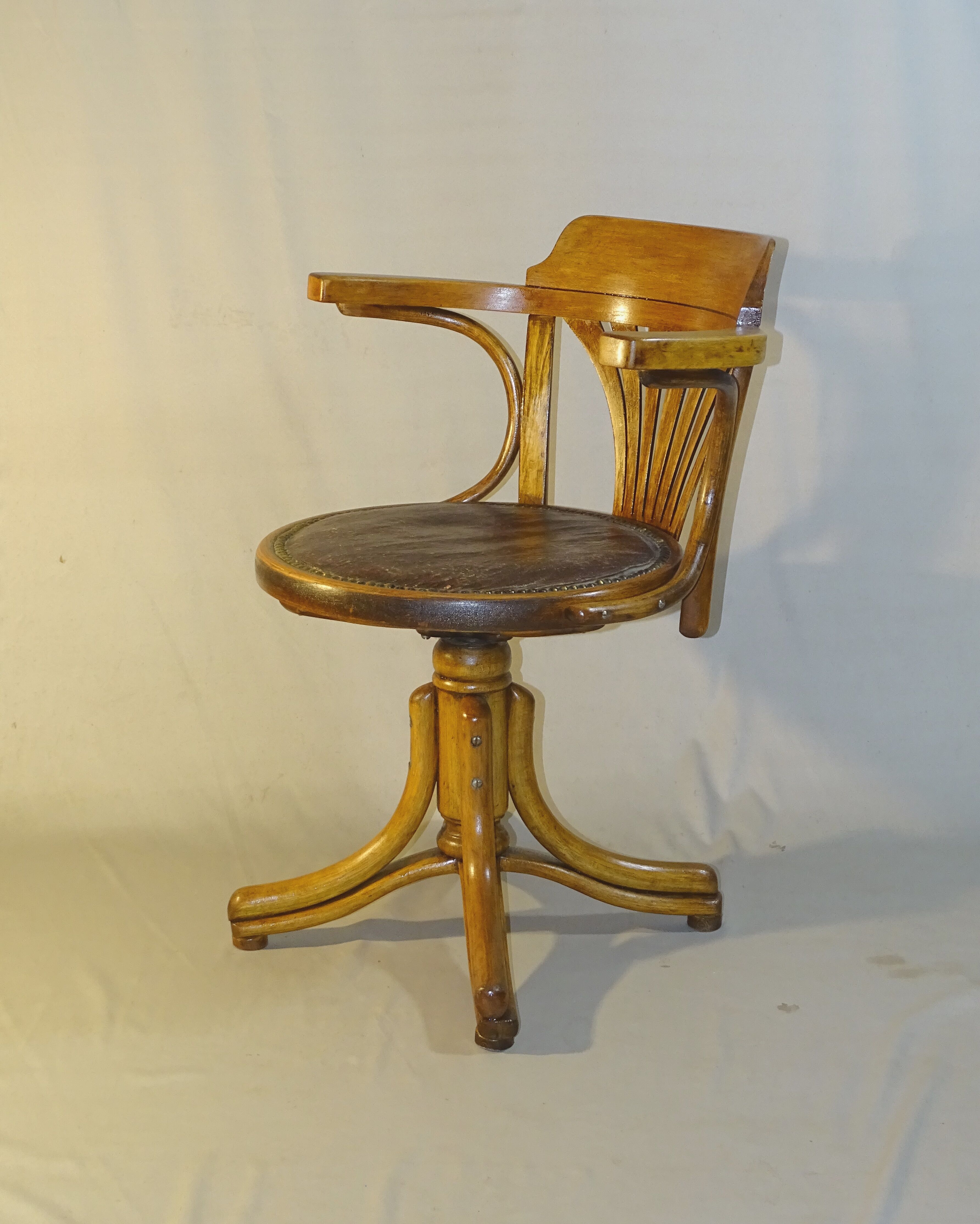 1930 wooden-curved office chair