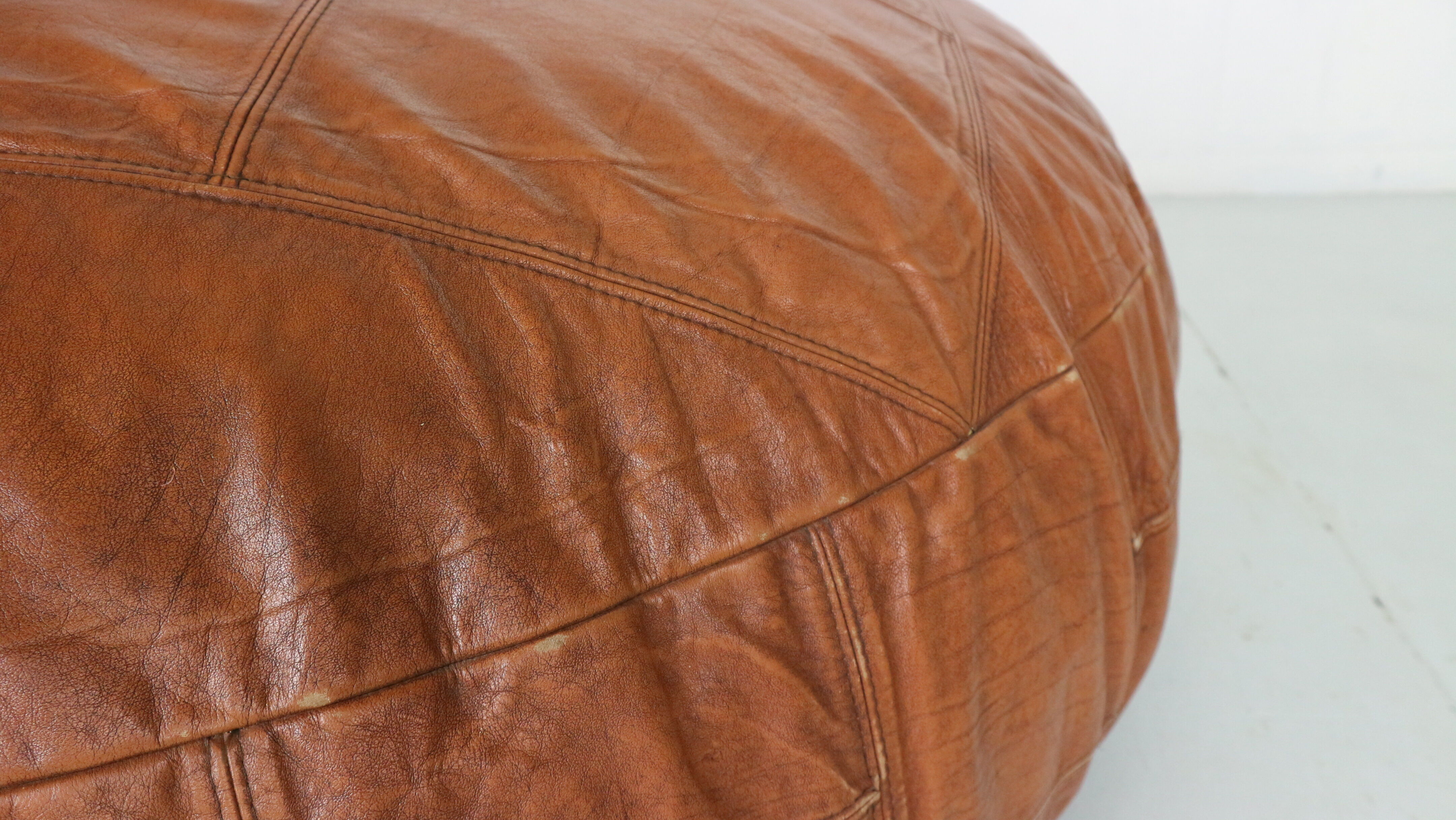 Pouf en cuir de couleur cognac 1960