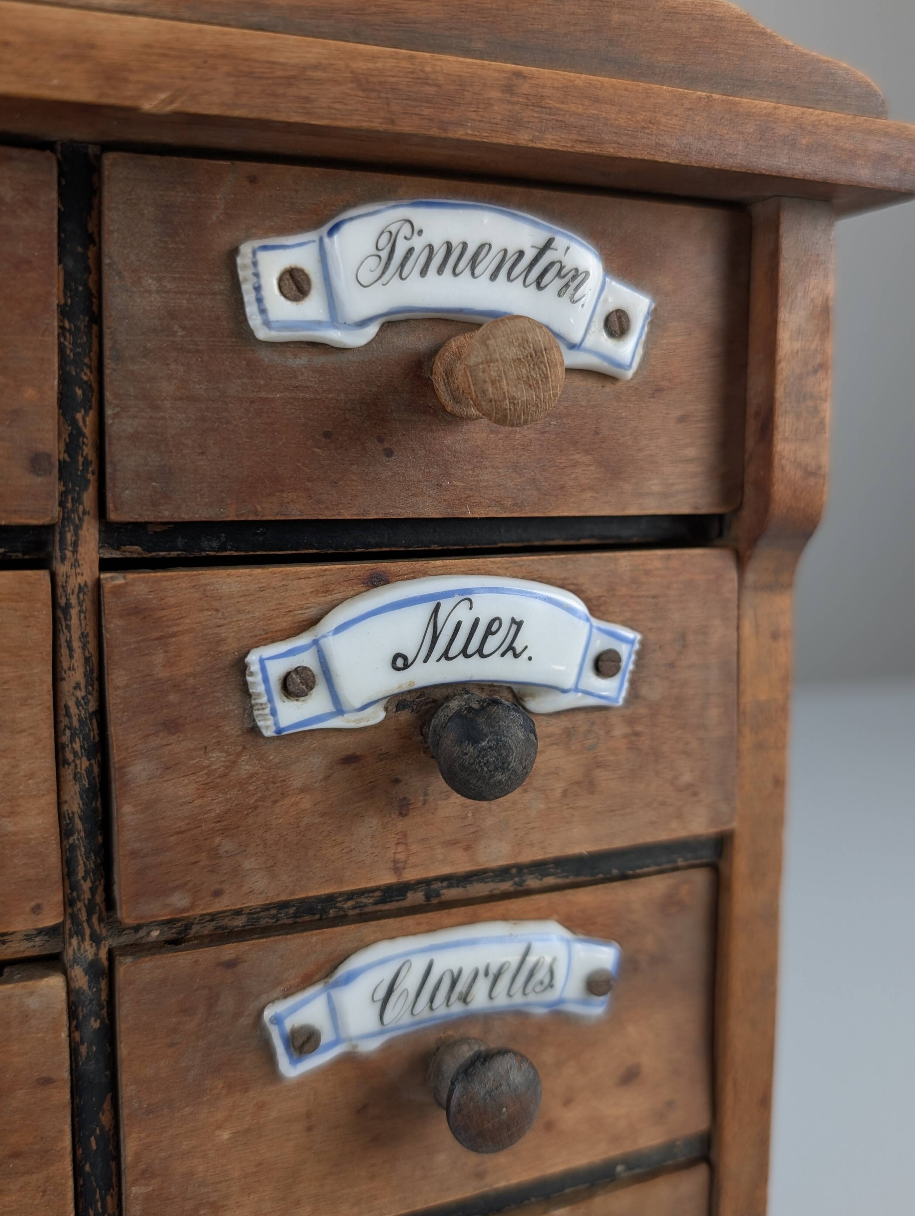 Cabinet à épices en bois rustique espagnol avec étiquettes en céramique, années 1930