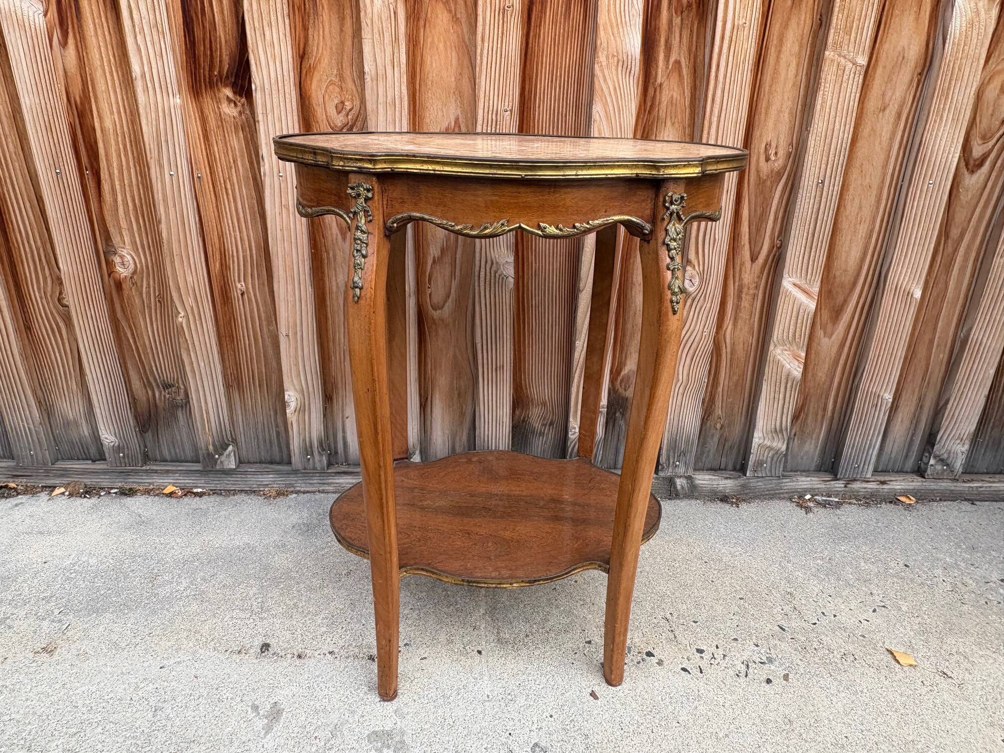 Guéridon ancien Louis XV – marbre rosé et laiton doré – fin XIXᵉ siècle