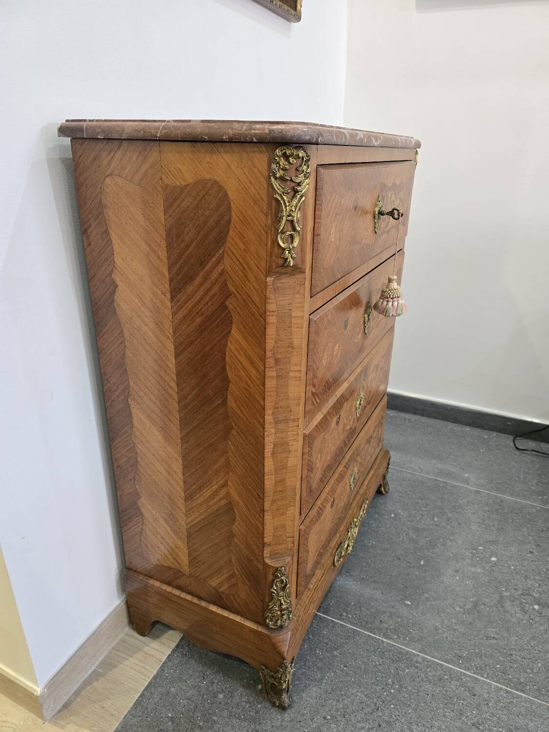 Louis XV chest of drawers in marquetry and gilded bronze - Marble top