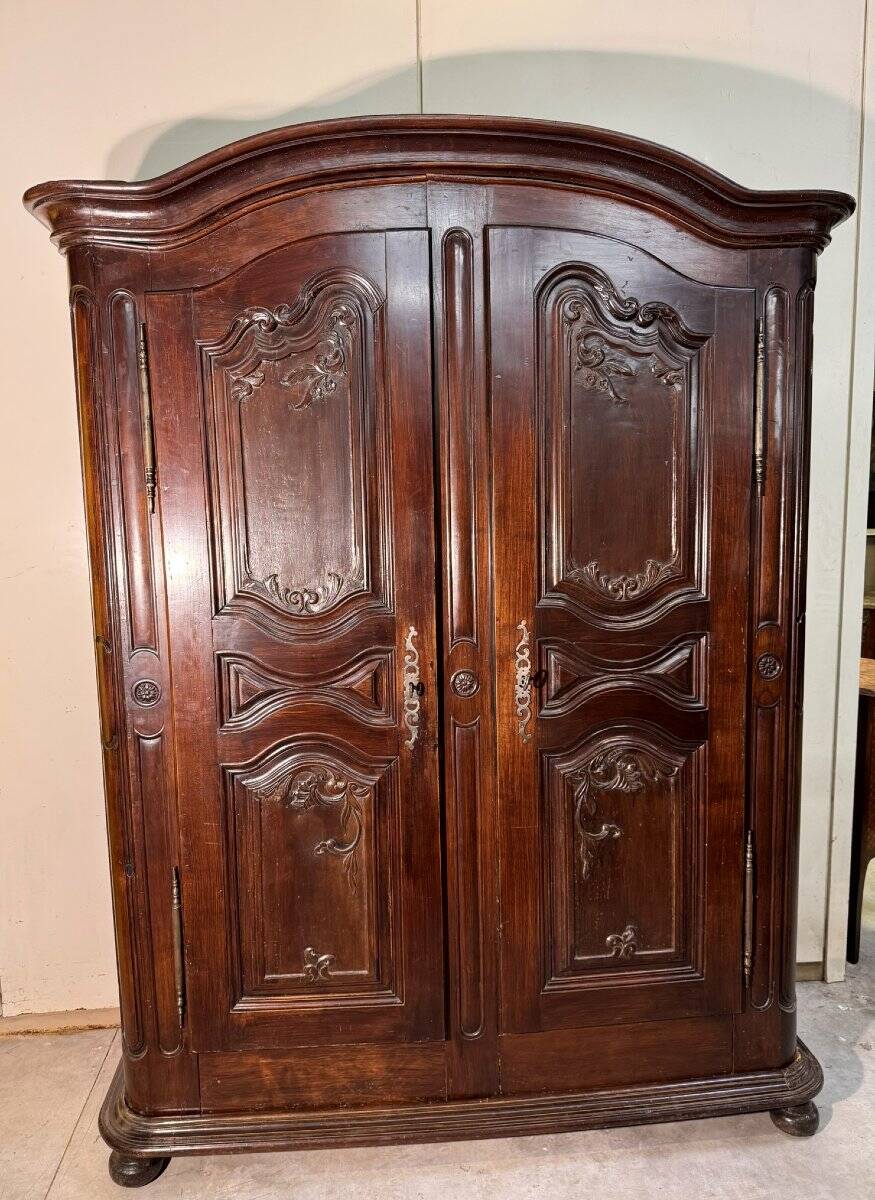 Alsatian wardrobe from the Louis XIII period in solid walnut.