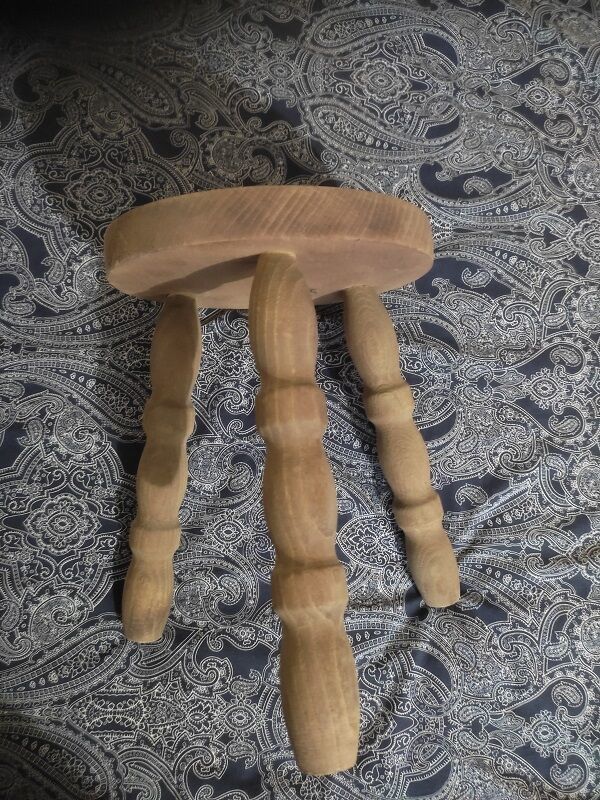 Tabouret bois massif pieds tripode aéro-gommé