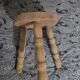 Tabouret bois massif pieds tripode aéro-gommé