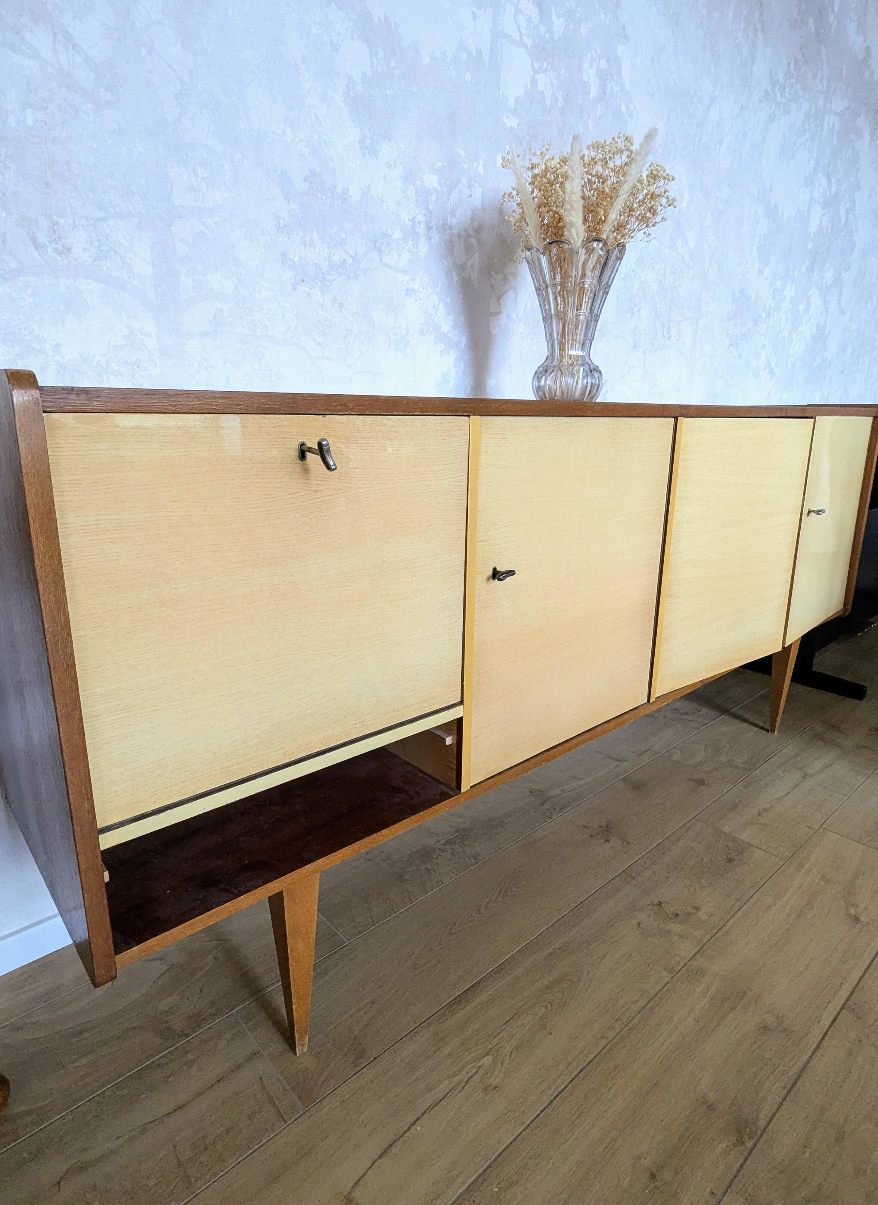 Vintage sideboard from the 50s/60s with tapered legs in a Scandinavian style.