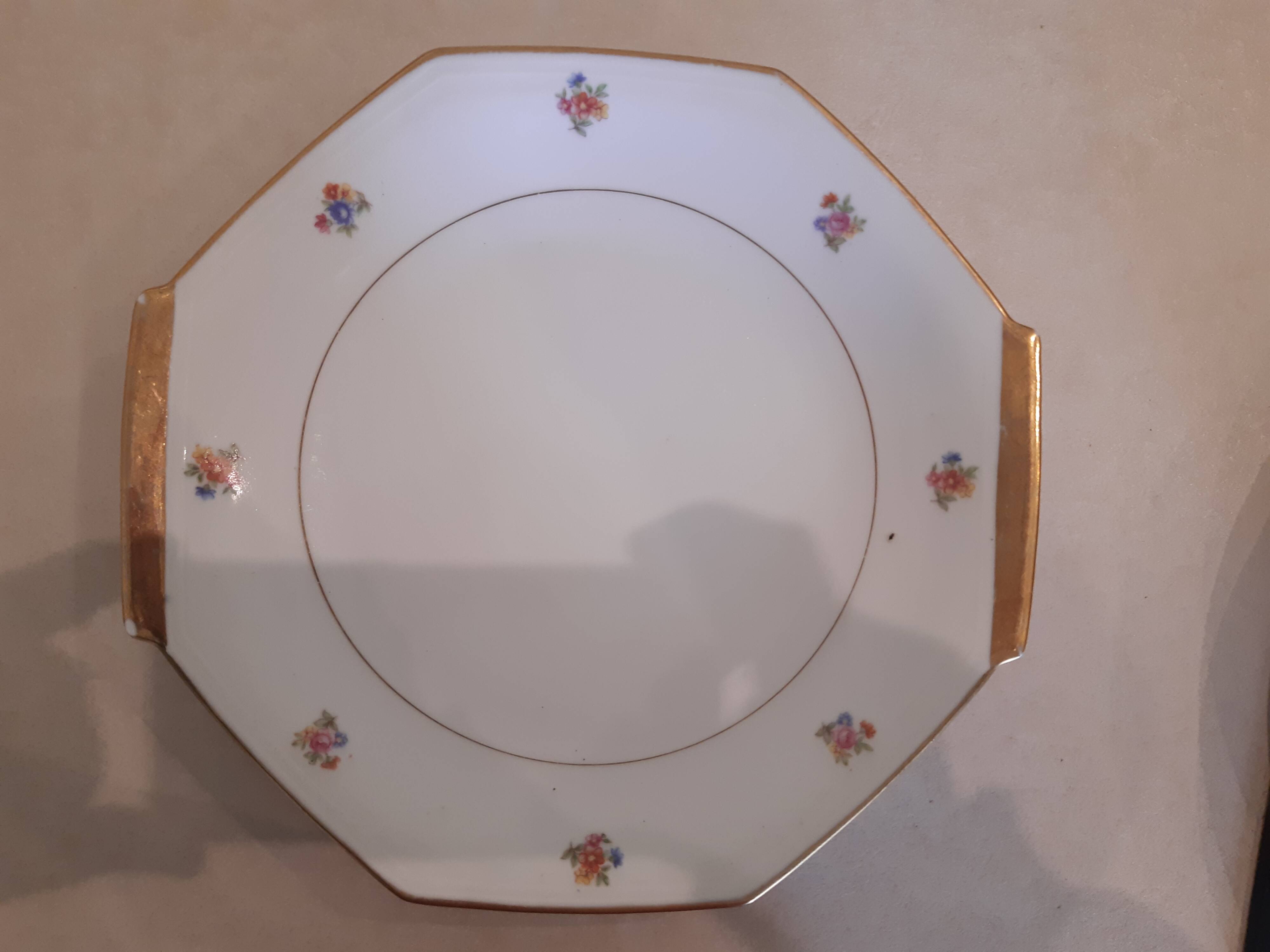 Hexagonal plate Lamotte with a double gold border, decorated with small bouquets.
