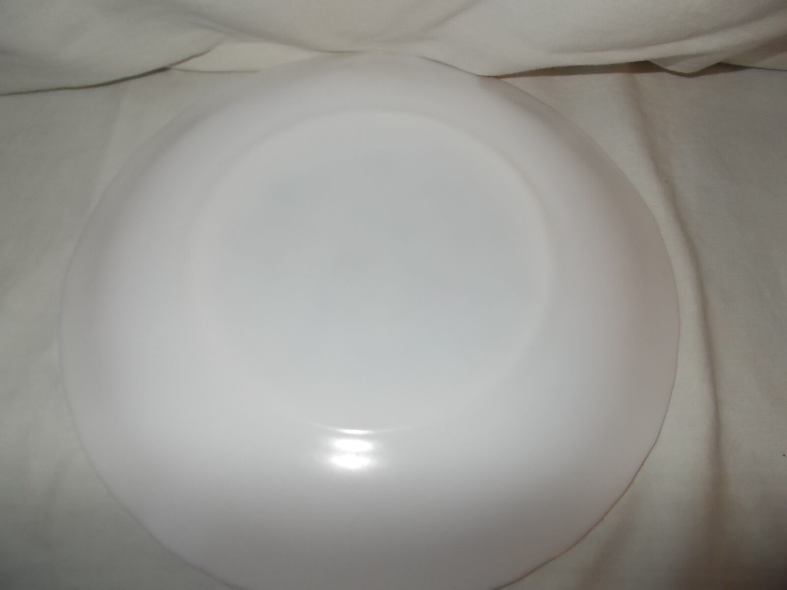 4 vintage Arcopal plates