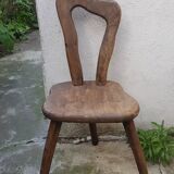 3 chaises brutalistes tripodes en bois
