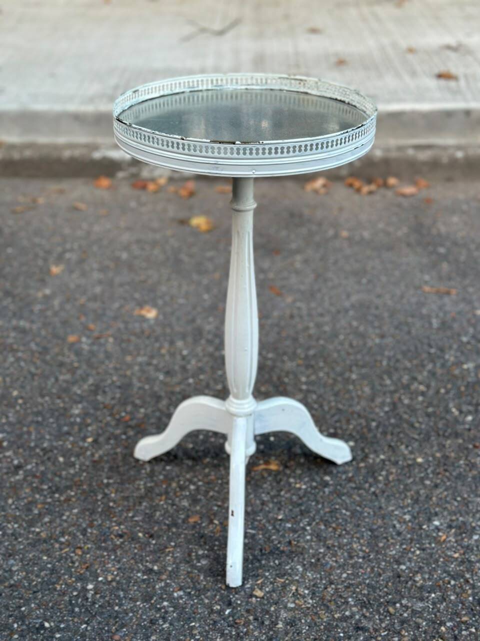 White tripod gueridon in Louis XVI style with a mirrored top, 1970.