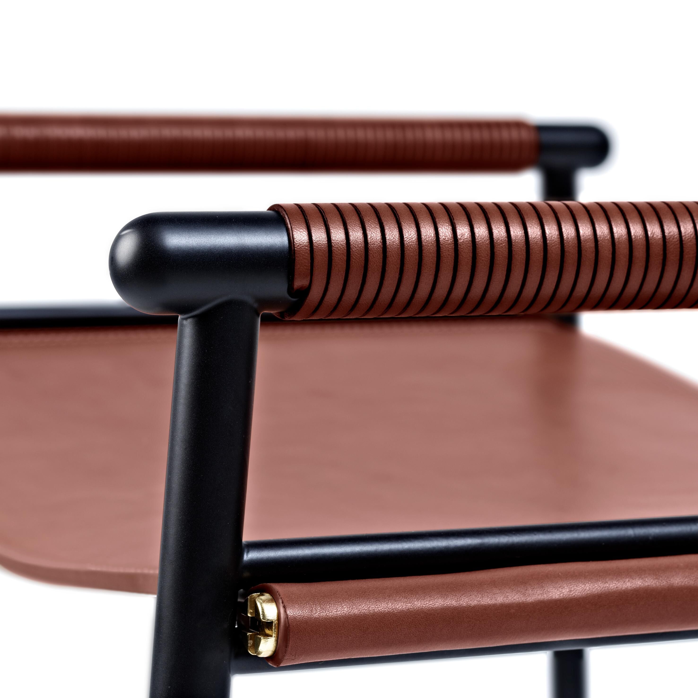 Jeu de 3 tabourets de bar Artisan contemporain en cuir cognac et métal noir