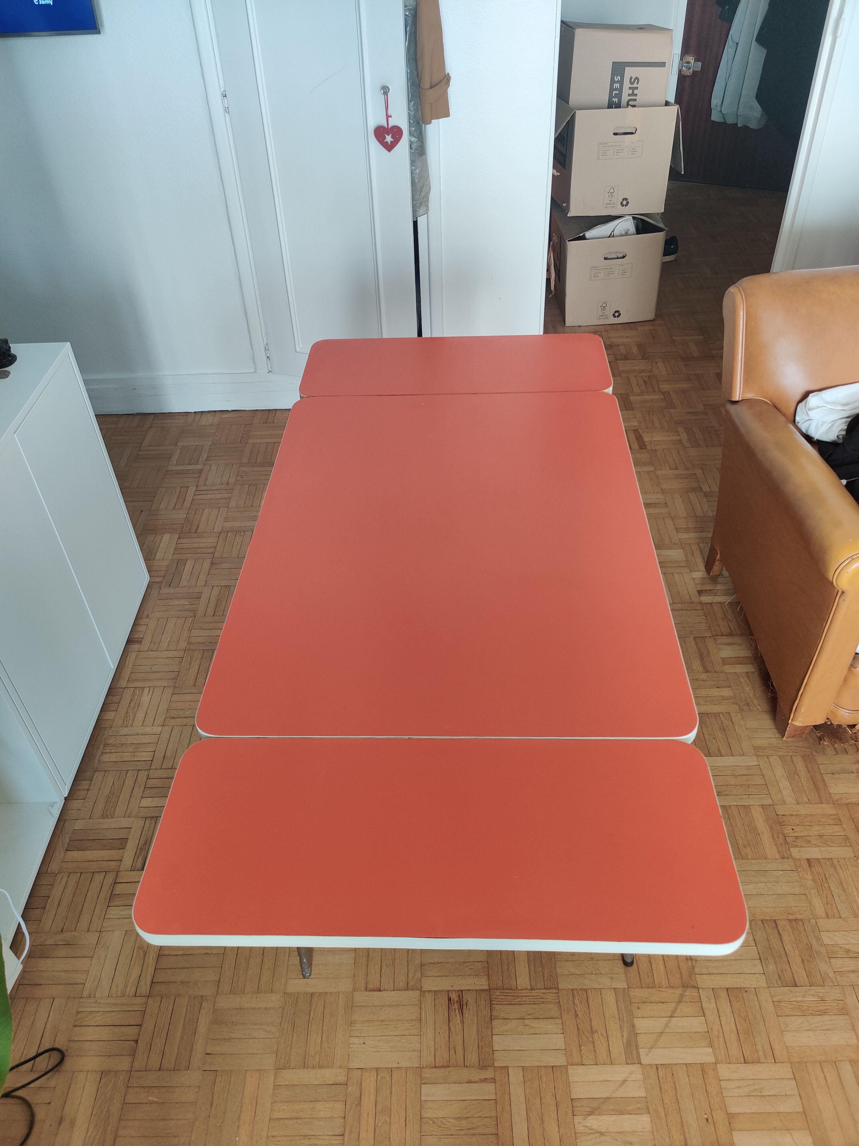 Table year 70 in orange Formica