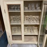 Armoire vitrée patinée crème