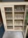 Armoire vitrée patinée crème