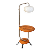 Une lampe sur pied avec une table d'appoint, années 1940.