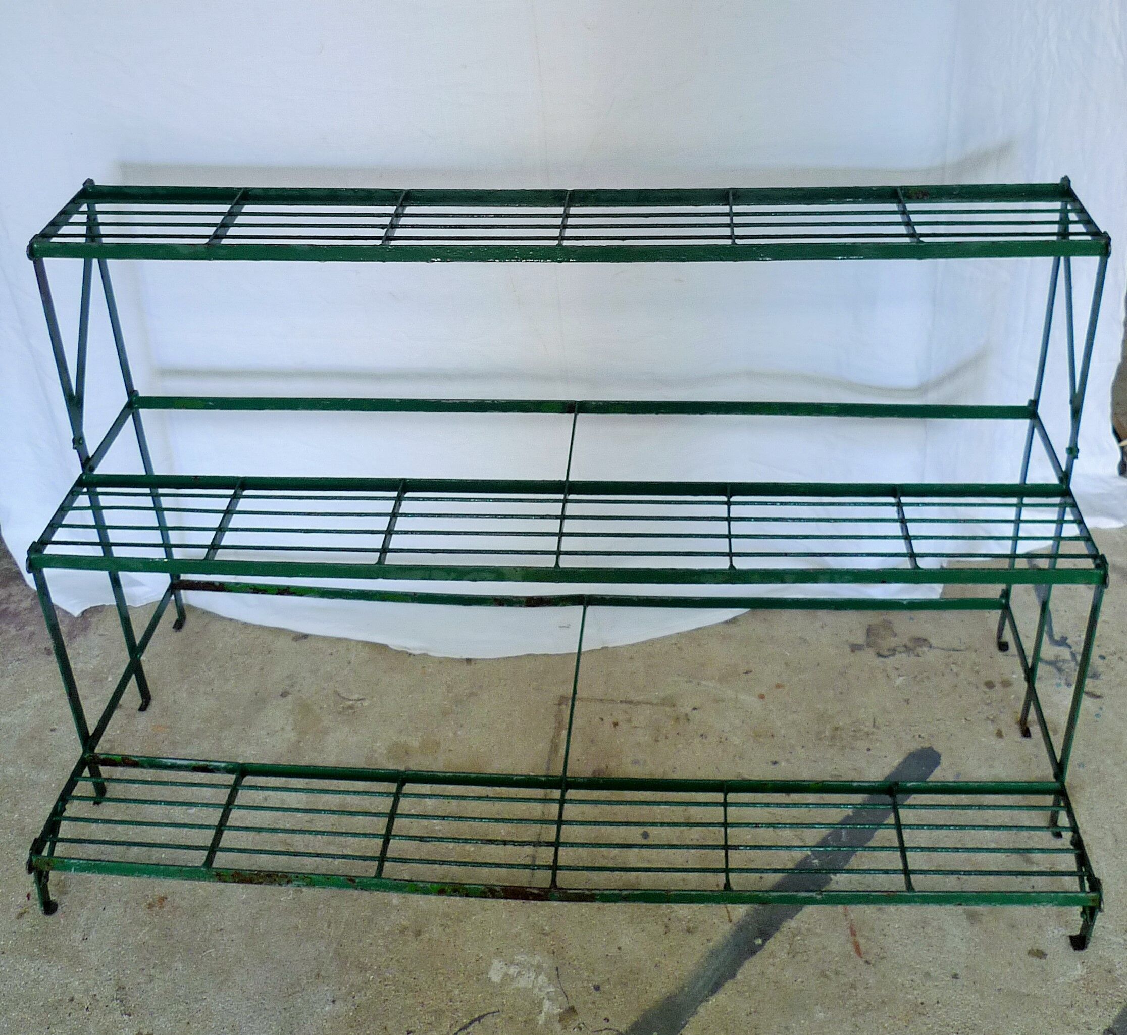 etagére staircase with metal plants