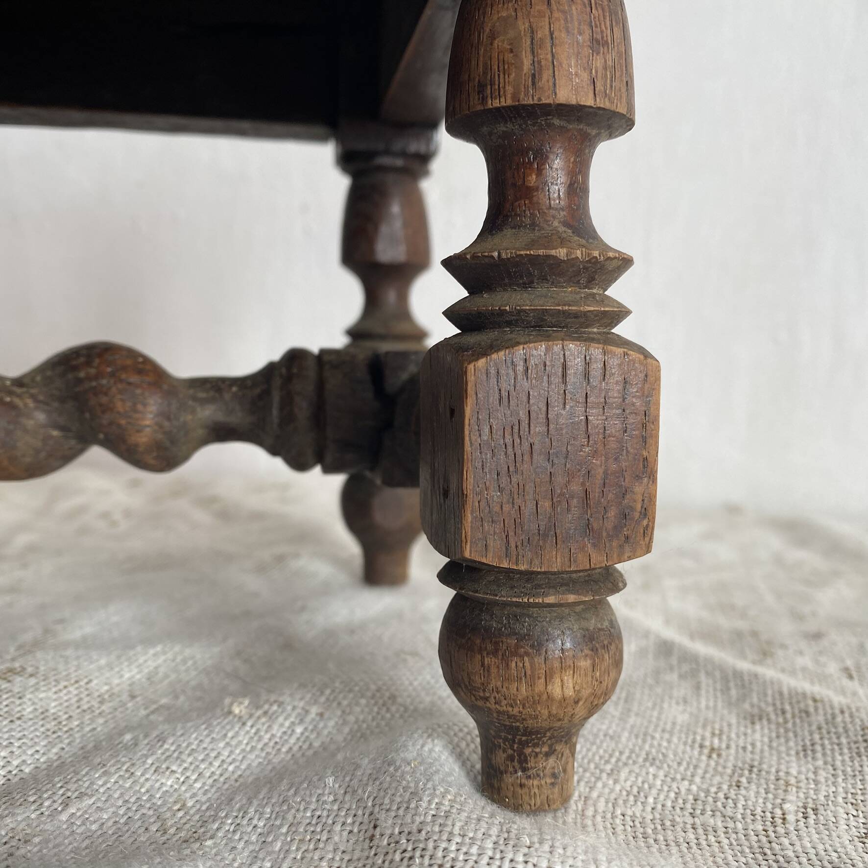 Ancien tabouret bas en bois tourné et gravé