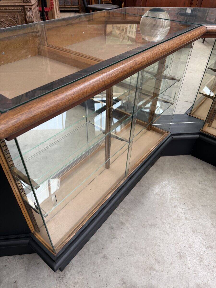 Ancien comptoir vitrine d’angle de maroquinier